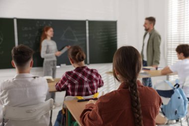 Sınıfta ders sırasında öğretmen ve öğrenciler, seçici odaklanma