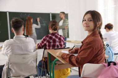 Sınıfta ders sırasında öğretmen ve öğrenciler, seçici odaklanma