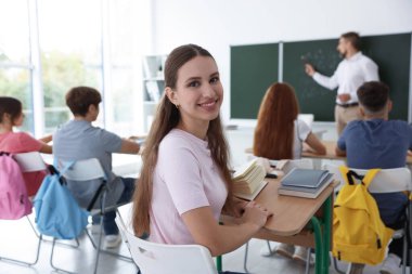 Sınıfta ders sırasında öğretmen ve öğrenciler, seçici odaklanma