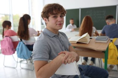 Sınıfta ders sırasında öğretmen ve öğrenciler, seçici odaklanma