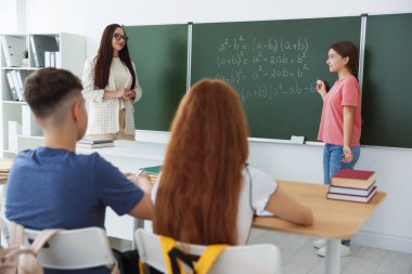 Sınıfta ders sırasında öğretmen ve öğrenciler