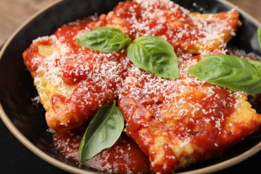 Domates soslu, peynirli ve fesleğenli lezzetli ravioli, yakın plan.