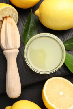 Taze limon suyu, meyveler ve sıkma siyah ahşap masa, düz uzanma