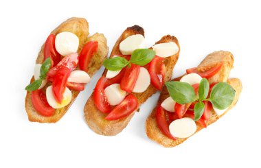 Mozarella peyniri, domates ve fesleğen ile nefis bruschettalar beyaz üzerine izole edilmiş, üst manzara