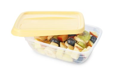 Plastik kabın içindeki lezzetli meyve salatası beyaza izole edilmiş. Sağlıklı çerez