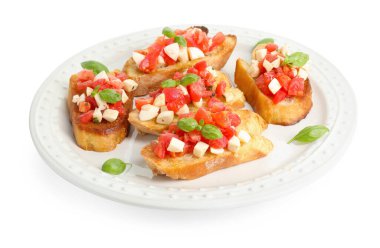 Mozarella peynirli, domatesli ve beyaz üzerine izole edilmiş fesleğenli lezzetli bruschettalar.