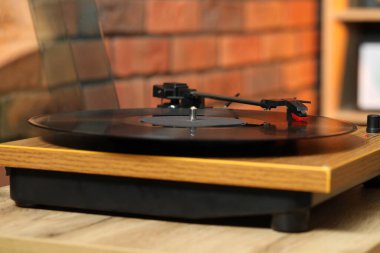Evinde plak plağı olan modern turntable, yakın plan.