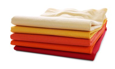 beyaz izole renkli elbise yığını