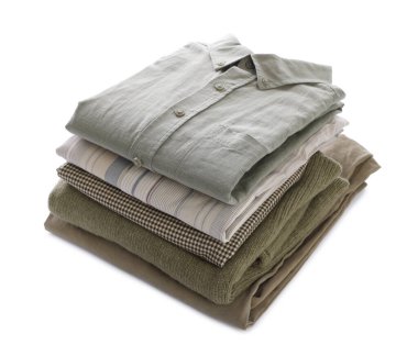 Beyaz üzerine izole edilmiş temiz giysiler yığını