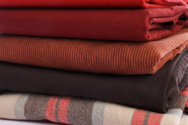 Arka plan olarak katlanmış temiz kıyafetlerin kapatılması