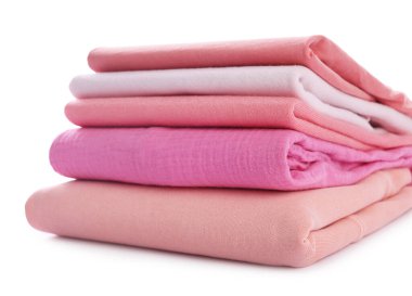 Beyaz üzerine izole edilmiş temiz pembe elbiseler yığını