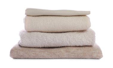 Beyaz üzerine izole edilmiş yumuşak katlanmış giysiler yığını