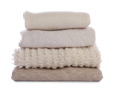 Beyaz üzerine izole edilmiş katlanmış giysi yığını