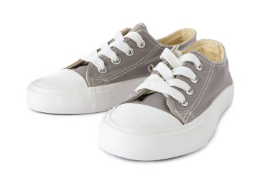 Beyazda izole edilmiş bir çift gri çocuk ayakkabısı. Şık ayakkabılar.