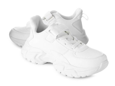 Beyaza izole edilmiş bir çift çocuk ayakkabısı. Şık ayakkabılar.