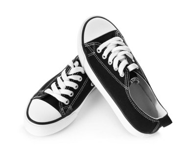 Beyazın üzerinde izole edilmiş siyah çocuk ayakkabıları. Şık ayakkabılar.