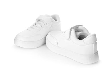 Beyaza izole edilmiş bir çift çocuk ayakkabısı. Şık ayakkabılar.