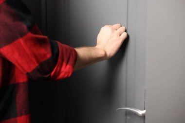 Apartman kapısını çalan adam, yakın çekim manzarası.