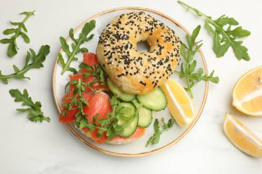 Somon, salatalık, roka ve limonlu leziz simit.