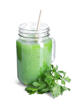 Mason kavanozunda leziz bir smoothie ve beyaz maydanoz.