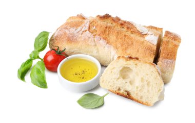 Lezzetli baget, yağ, domates ve fesleğen beyaza izole edilmiş.