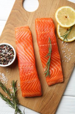 Somon fileto parçaları, baharatlar ve limon beyaz ahşap masa, üst manzara