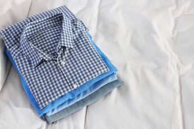 İçerideki yatağın üstünde temiz giysiler yığını. Metin için boşluk