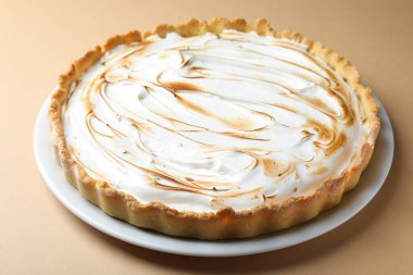 Açık kahverengi masada nefis kremalı pasta, yakın plan.