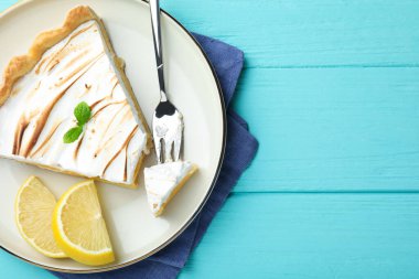 Mavi masada servis edilen nane şekerli lezzetli limonlu turta. Metin için boşluk