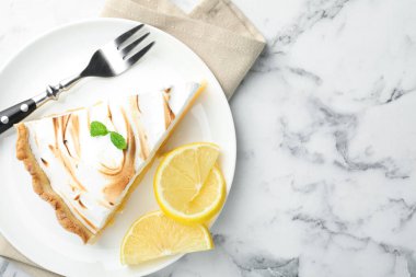 Beyaz mermer masada servis edilen naneli limonlu kremalı turta. Metin için boşluk