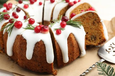 Yaban mersinli lezzetli Noel pastası ve ışık masasında servis, yakın plan.