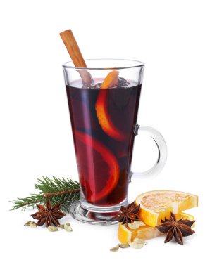 Lezzetli sıcak şarap, köknar ağacı dalı, portakal dilimleri ve beyaz üzerine izole edilmiş anason.