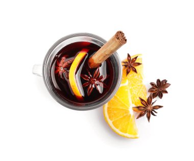 Lezzetli sıcak şarap, portakal dilimleri ve beyaza izole edilmiş anason, üst manzara.