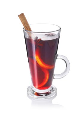 Beyaz bardakta izole edilmiş lezzetli sıcak şarap.