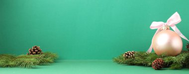 Yeşil arka planda Noel dekoru, yakın plan. Metin için boşluk