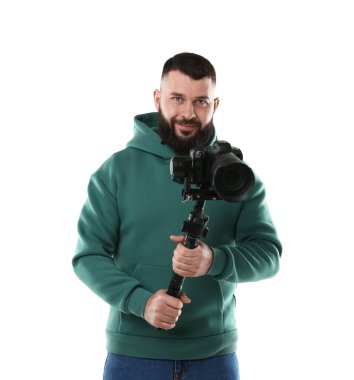 Kameraman beyaz arkaplanda kameralı titreşim dengeleyici kullanıyor