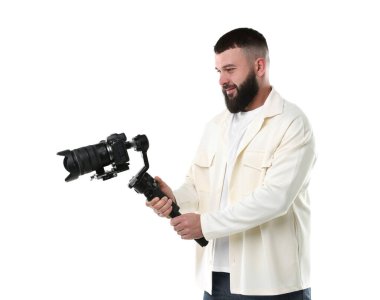 Kameraman beyaz arkaplanda kameralı titreşim dengeleyici kullanıyor