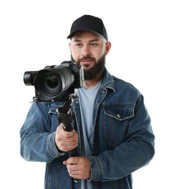 Kameraman beyaz arkaplanda kameralı titreşim dengeleyici kullanıyor