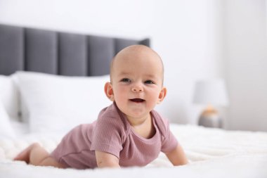 Şirin bebek evde yatakta portresi