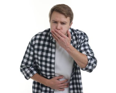 Beyaz arka planda mide bulantısı ve karın ağrısı çeken genç bir adam.