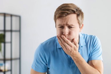 Genç Adam Evde Bulantı Çekiyor