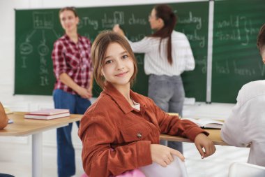 Sınıfta ders sırasında öğretmen ve öğrenciler, seçici odaklanma