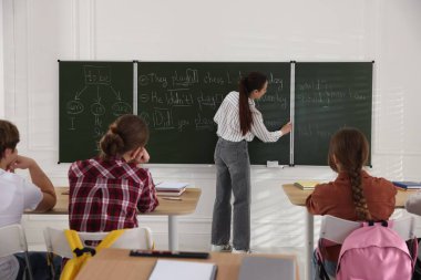 Sınıfta ders sırasında öğretmen ve öğrenciler