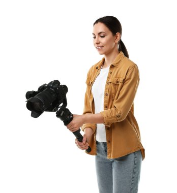 Kameraman beyaz arkaplanda kameralı titreşim dengeleyici kullanıyor