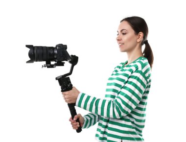 Kameraman beyaz arkaplanda kameralı titreşim dengeleyici kullanıyor