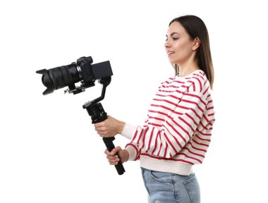 Kameraman beyaz arkaplanda kameralı titreşim dengeleyici kullanıyor