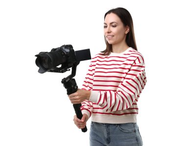 Kameraman beyaz arkaplanda kameralı titreşim dengeleyici kullanıyor