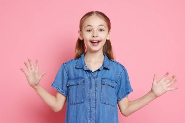 Pembe arka planda güzel bir kızın portresi.