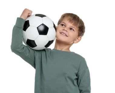 Beyaz arka planda futbol topu olan sevimli bir çocuk.