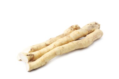 Taze çiğ yabanturpu kökleri beyaza izole edilmiş.